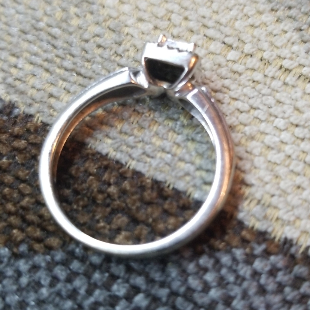 Kays 10k white gold ring with 1/4CTW diamonds - Picture 4 of 8
